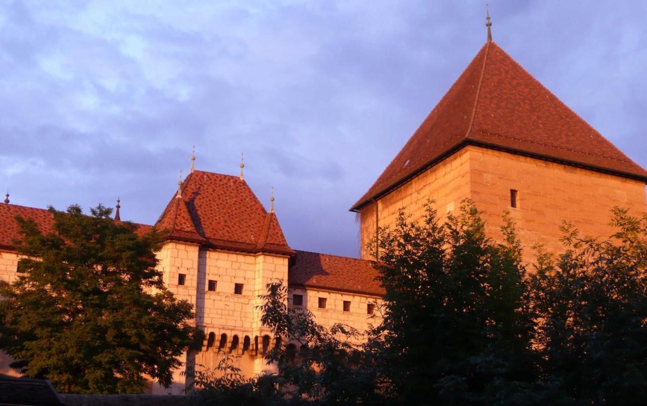 Dans La Vieille Ville, En Face Du Chateau *